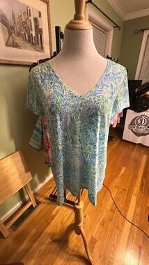Lilly Pulitzer Etta V Neck Tee Hydra Blue Dandy Lions NWT M